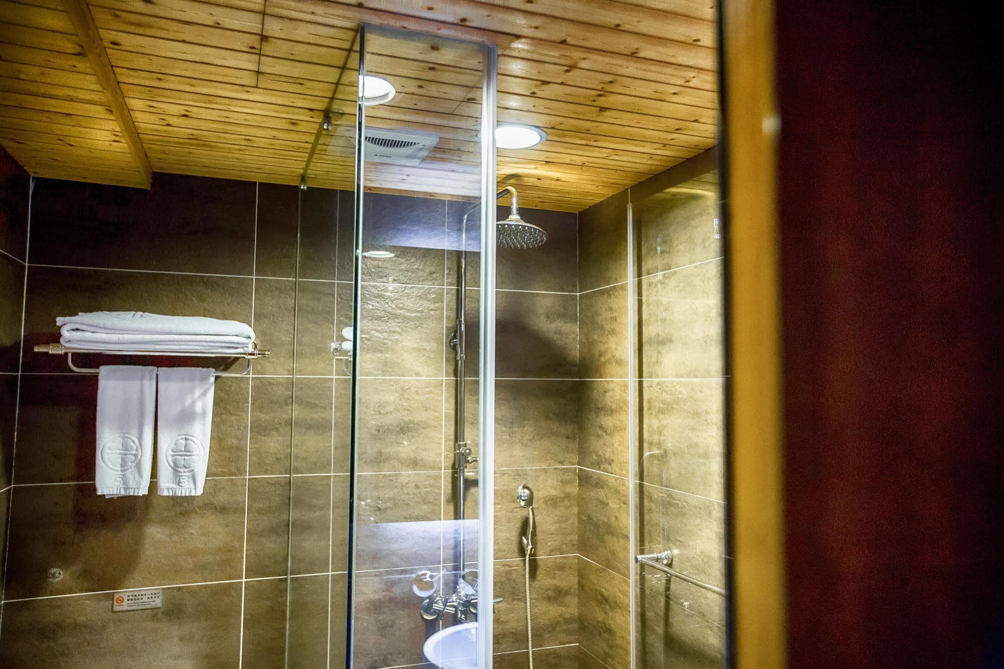 Khách sạn Cai She 3*